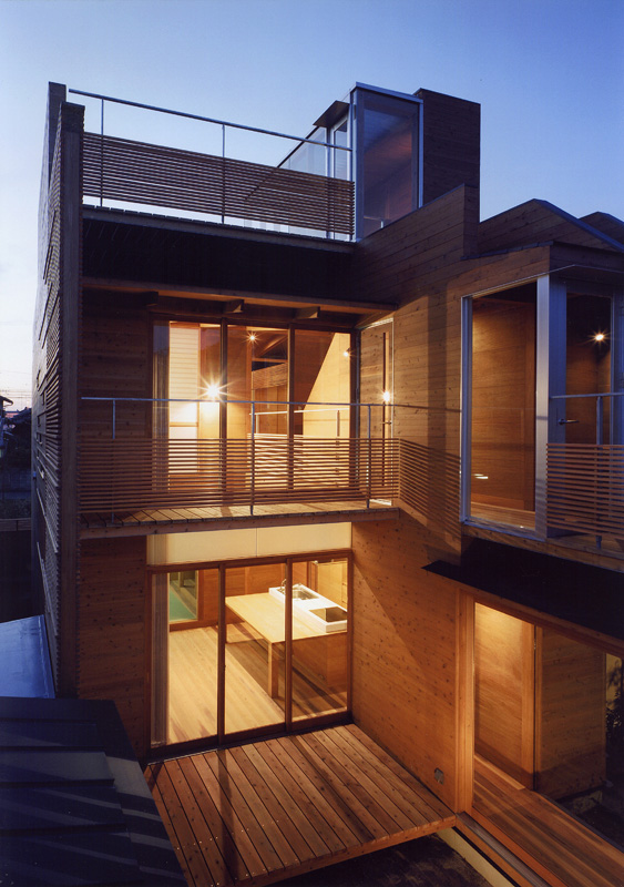 japanese wooden houses yoshinobu kagiyama 2 Japanese Wooden Houses: courtyard, multi level decks and a loft