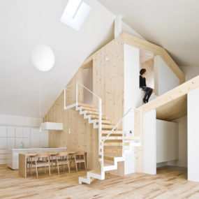 Wooden Structure House: hang out on the roof … inside the house