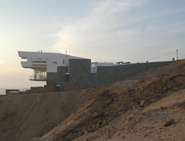 lefevre beach house 1 Peru Modern Architecture   if only I could decide whats more fascinating: the house or the location?