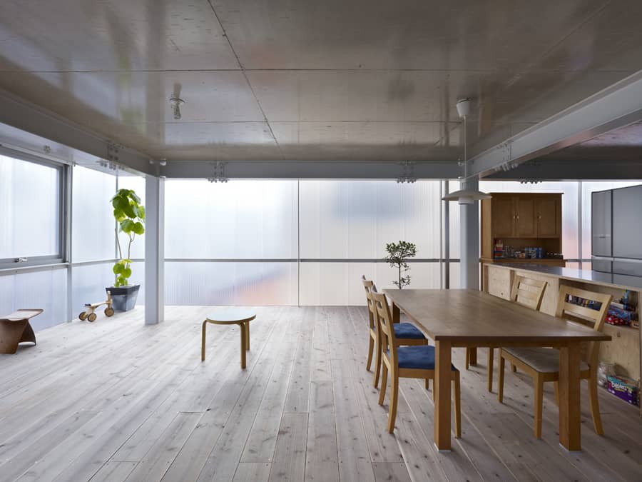 luminous-house-with-translucent-walls-and-minimalist-design-4.jpg