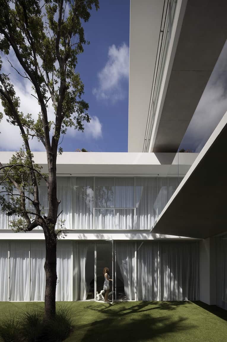minimal-house-with-hangar-style-rear-facade-4-sunken-yard.jpg
