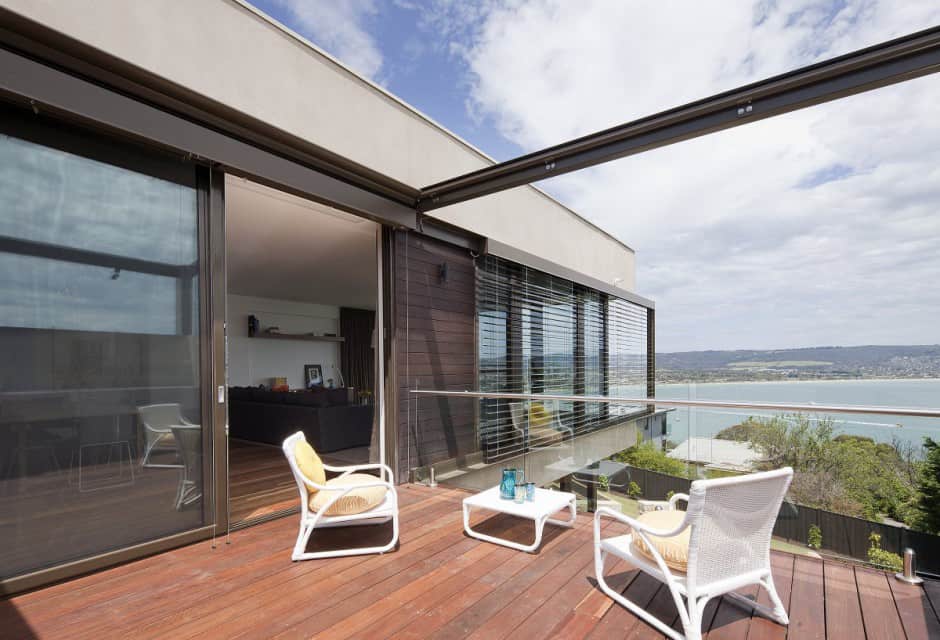 modern-beach-house-with-curved-window-wall-14.jpg
