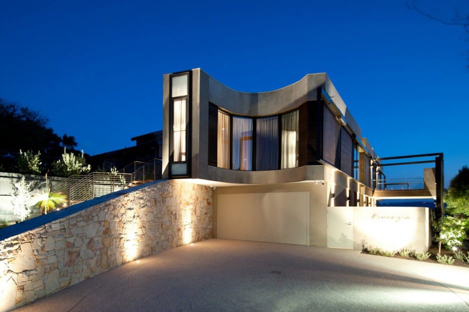 modern-beach-house-with-curved-window-wall-32.jpg