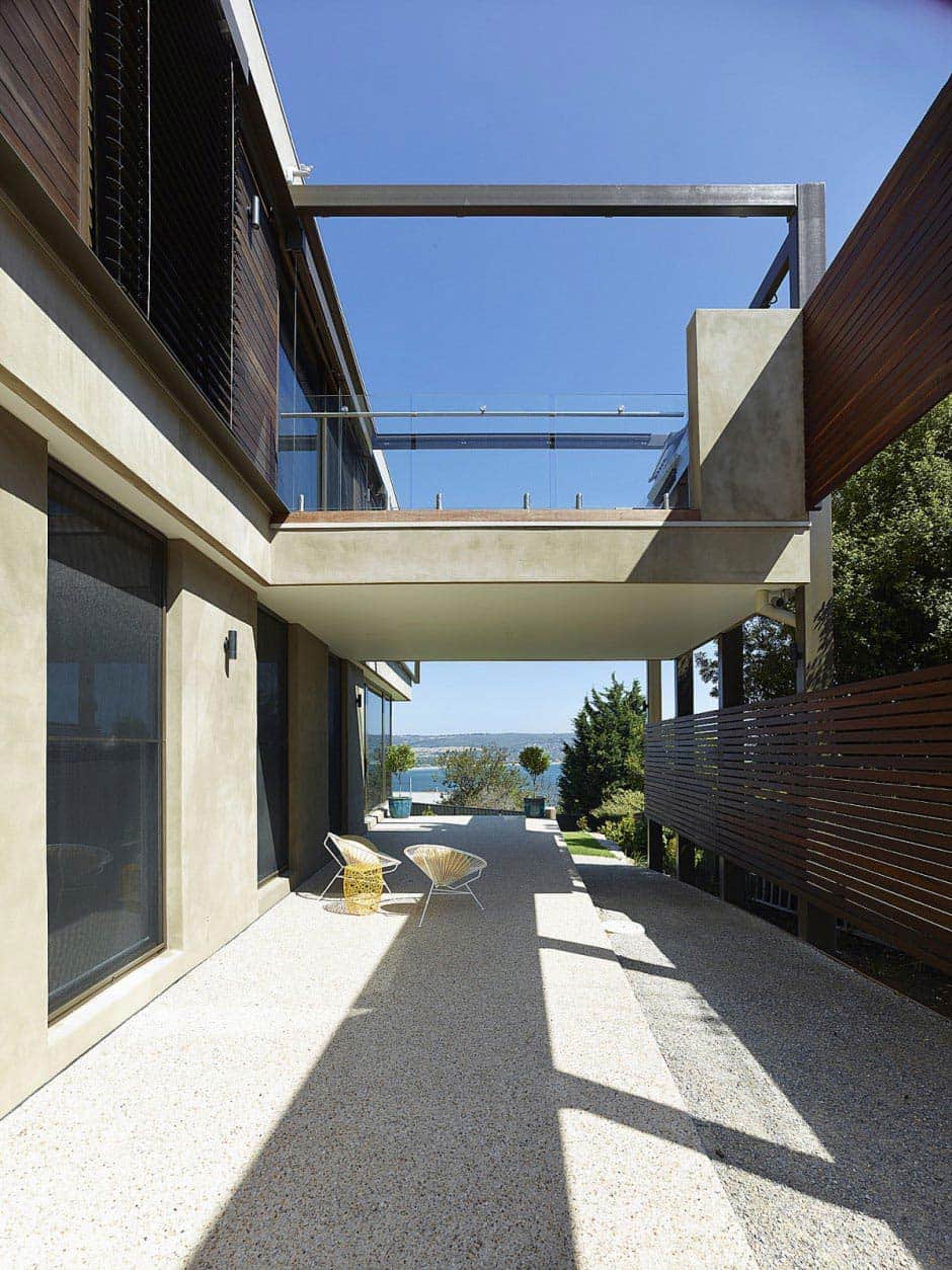 modern-beach-house-with-curved-window-wall-4.jpg