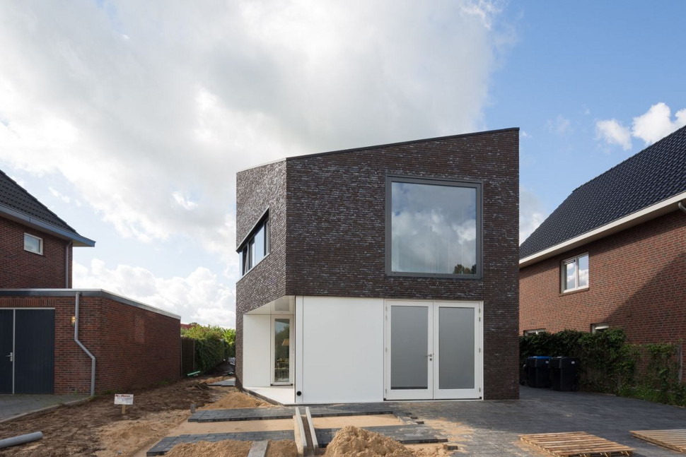 modern-family-home-netherlands-tradition-with-a-twist-2.jpg