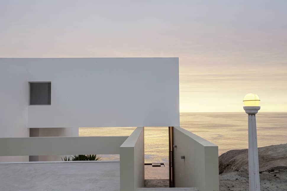 modern-geometric-house-design-built-around-the-view-1.jpg