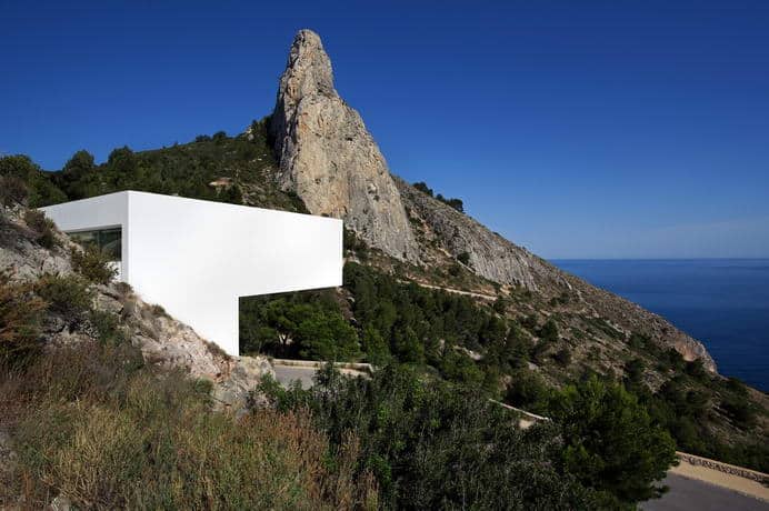 monolithic house suspended above the sea 11