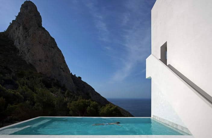 monolithic house suspended above the sea 15
