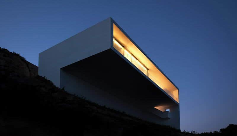 monolithic-house-suspended-above-the-sea-7.jpg