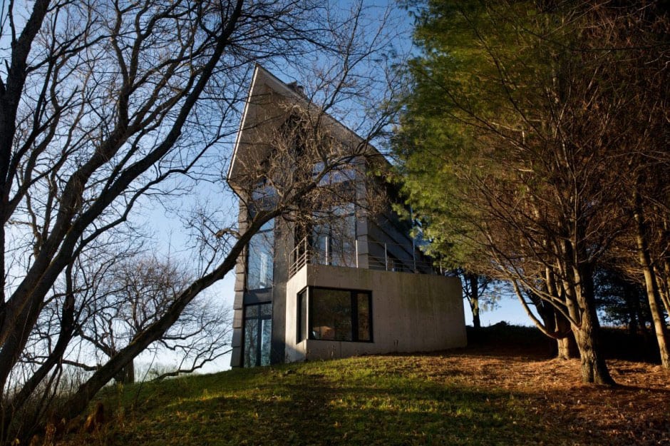 quebec countryside slope house with upper and lower walkouts 3