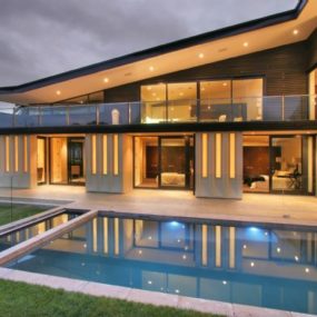 Modern New Zealand Glass House Frames Luxurious Features, Inside and Out