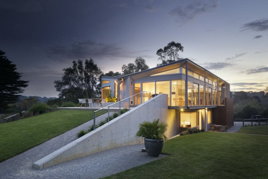 seaside house on aussie coast with butterfly roof 2