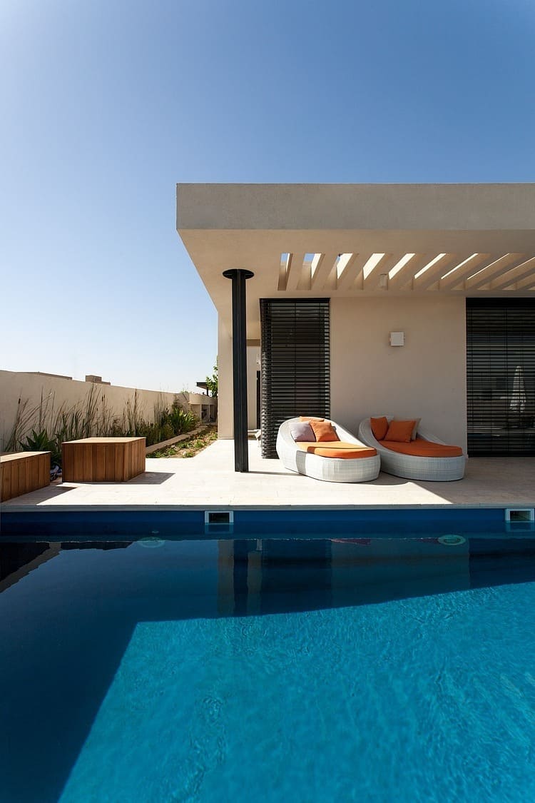 simple-pool-family-home-design-in-israel-4.jpg