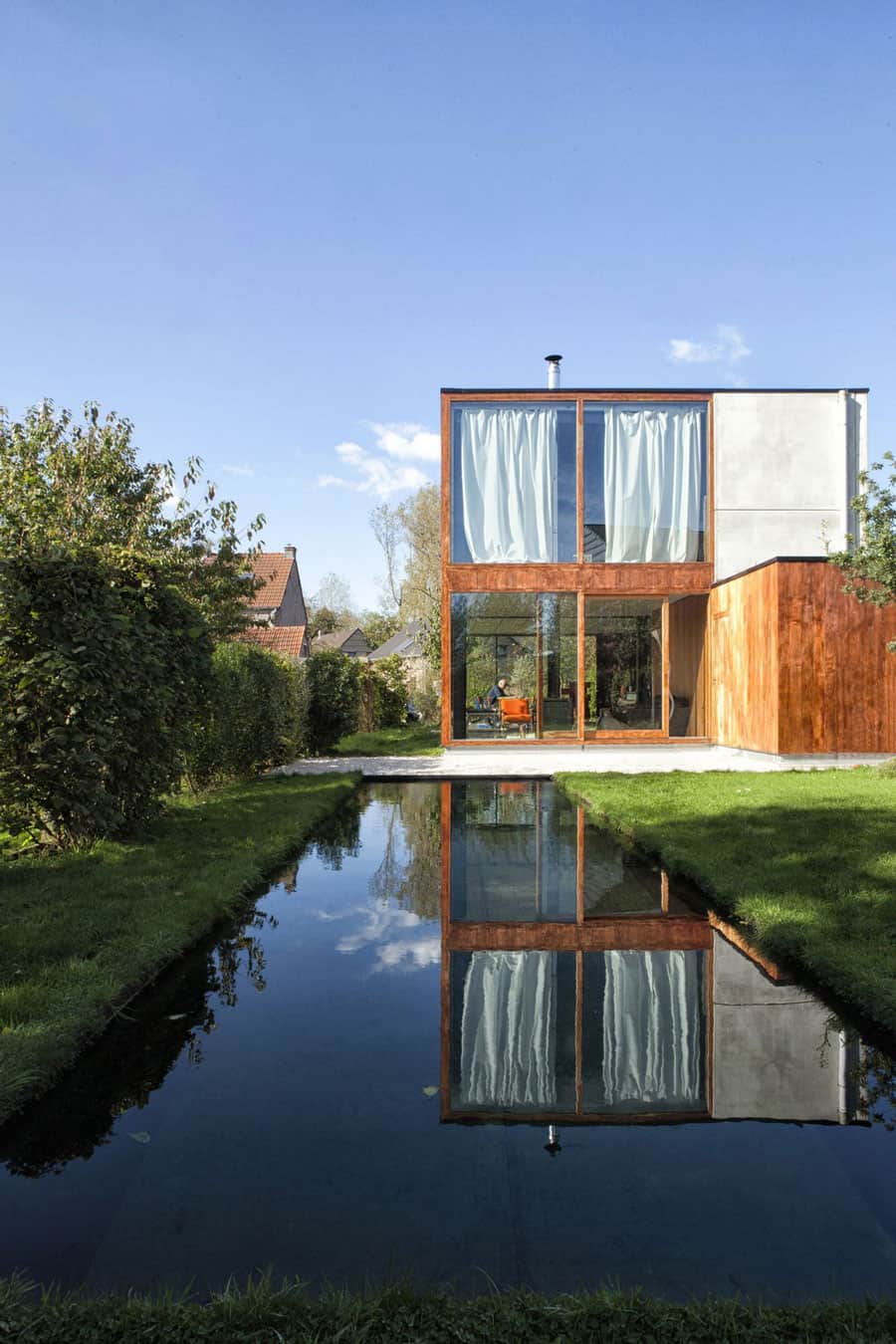 Smart Material Choices Blend This Home Into Its Surroundings