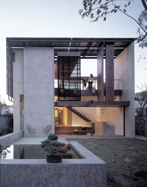 solar umbrella house 1 Sustainable Solar Umbrella House by Award Winning Architect in Venice, California