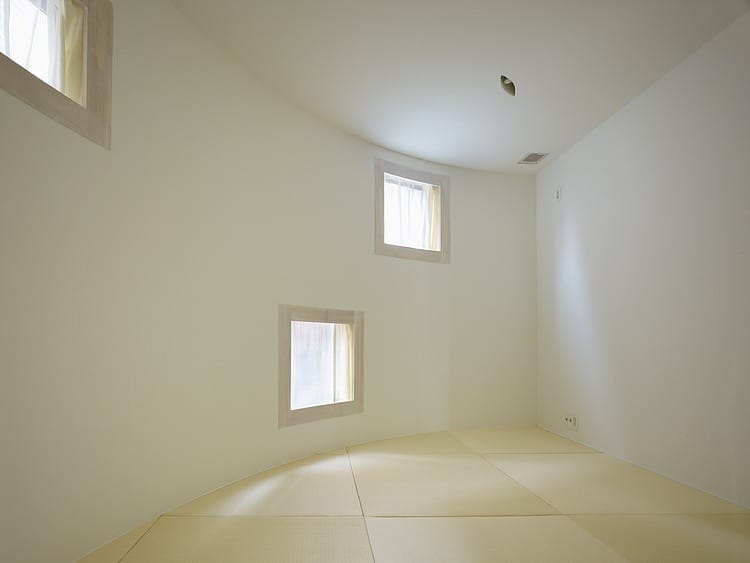 spacious-oval-plan-hiroshima-home-uses-light-creatively-16-bedroom.jpg