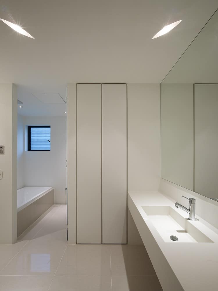 spacious-oval-plan-hiroshima-home-uses-light-creatively-17-bathroom.jpg