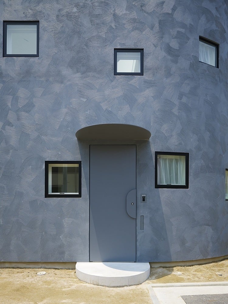 spacious-oval-plan-hiroshima-home-uses-light-creatively-4-door.jpg