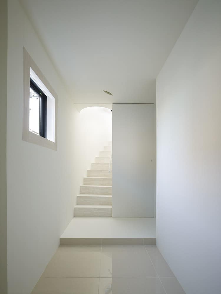 spacious-oval-plan-hiroshima-home-uses-light-creatively-7-staircase-hall.jpg