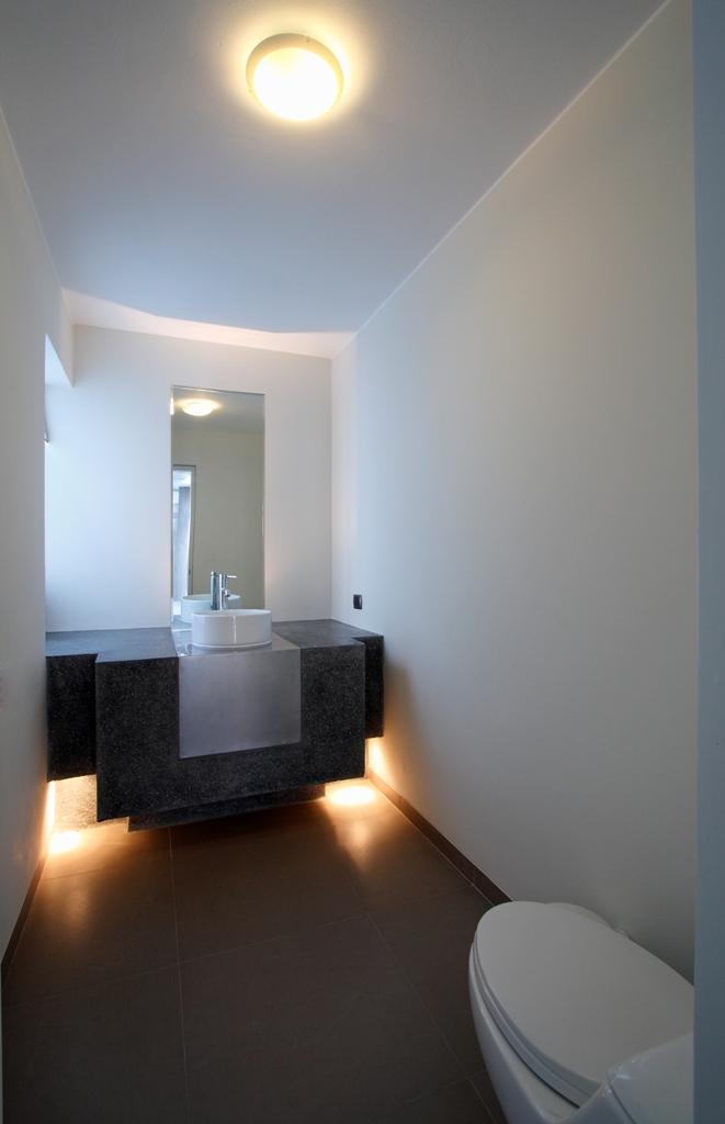 stunning-ultramodern-beach-house-with-glass-walls-18-bathroom.jpg