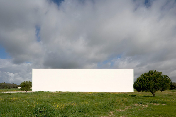 tall wall house spain 1 Tall Wall House with Minimalist Style in Spain