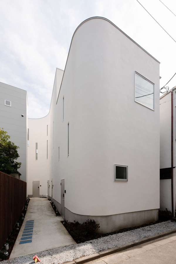 warped-wall-house-tokyo-1.jpg