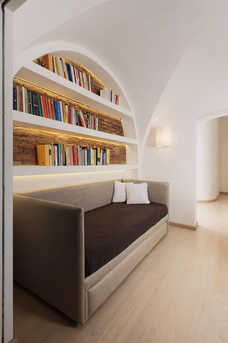 curvaceous-penthouse-apartment-rome-renovated-perfection-5-books.jpg