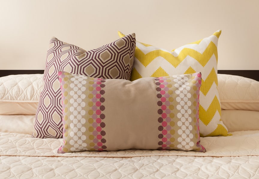 cozy-manhattan-apartment-combines-vintage-flare-modern-touches-10-pillows.jpg