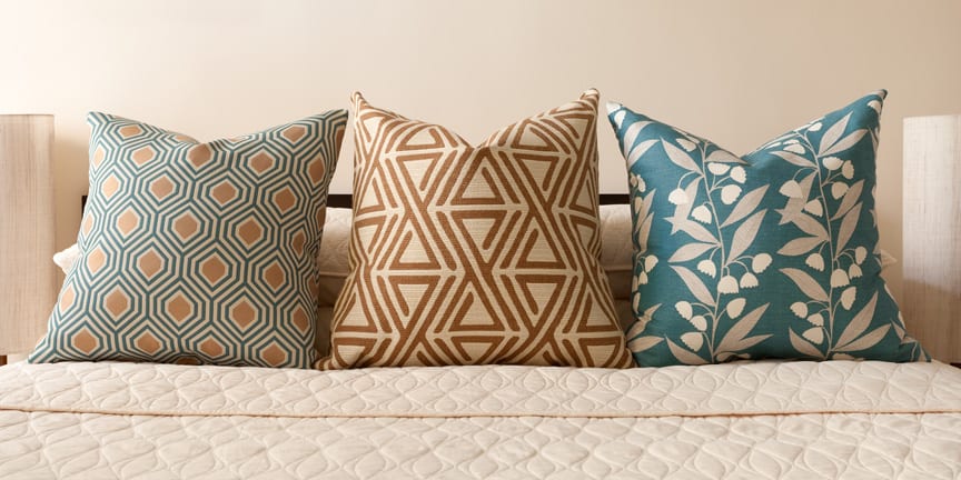 cozy-manhattan-apartment-combines-vintage-flare-modern-touches-7-pillows.jpg