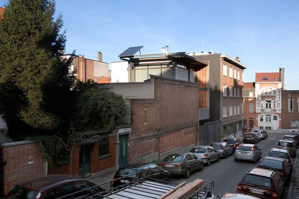 exposed-brick-steel-create-backdrop-contemporary-residence-9-façade.jpg