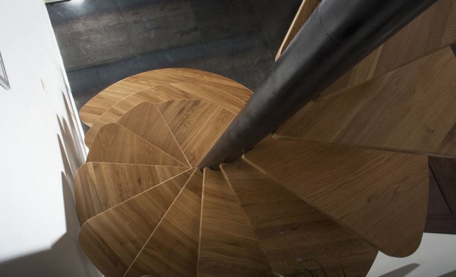 oak-spiral-staircase-metal-backbone-6-looking-down.jpg
