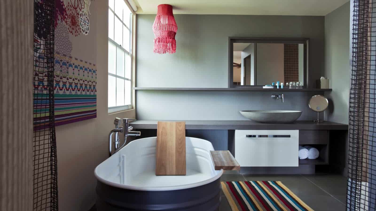 bold colour natural materials cozy interiors 27 bath