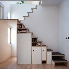 节约空间的楼梯在胶合板存储设计