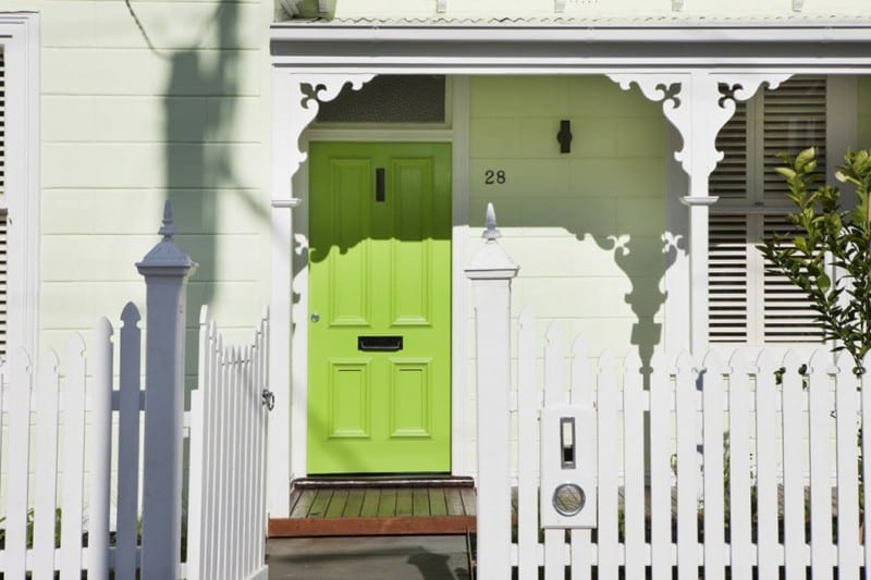 绿色入口门设置了整个房屋的绿色图案