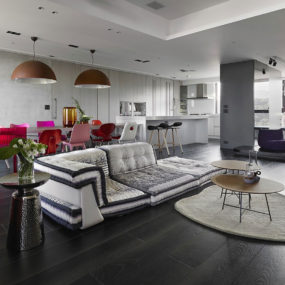整洁的客厅围绕流行的沙发设计