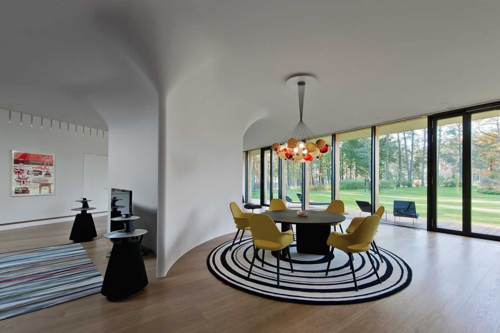 1 dramatic dining rooms