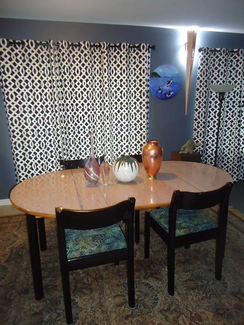 6a dining table with artistic vases
