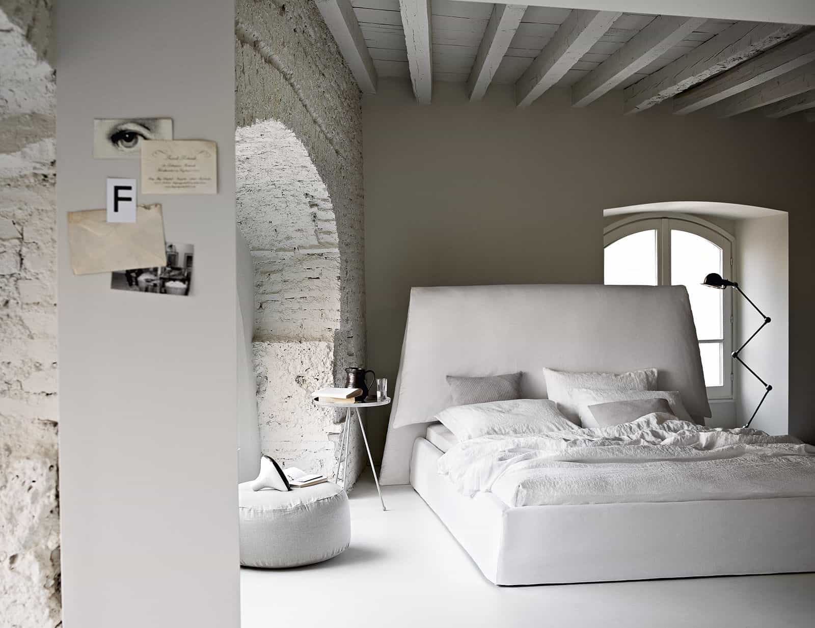 country-bedroom-with-exposed-brick-beams-costanza-135-ivano-redaelli.jpg