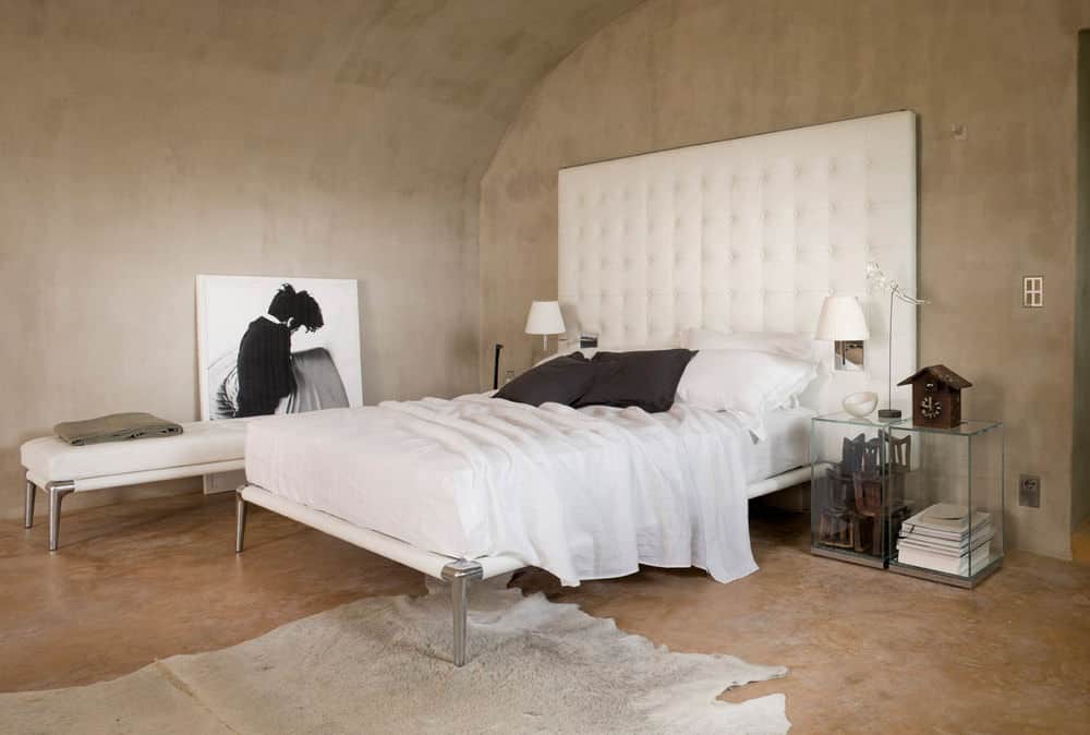 modern-bedroom-with-capitonne- headboard-cassina-volage-1.jpg