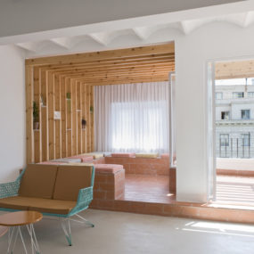 Cozy Interior Brick Sitting Area Brings the Outdoor Ambience In