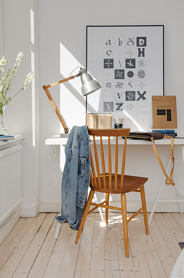 casually-comfortable-decor-driven-apartment-sweden-desk-alphabet.jpg
