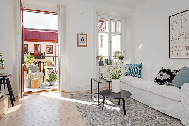 casually-comfortable-decor-driven-apartment-sweden-living-room-window.jpg