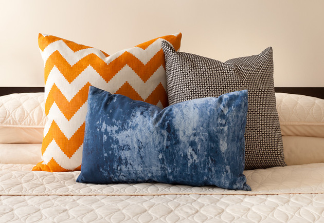 cozy-manhattan-apartment-combines-vintage-flare-modern-touches-9-pillows.jpg