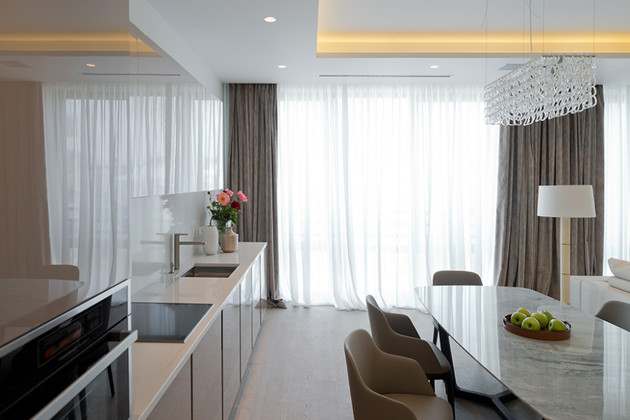 lighting-details-create-drama-modern-open-plan-apartment-6-kitchen.jpg