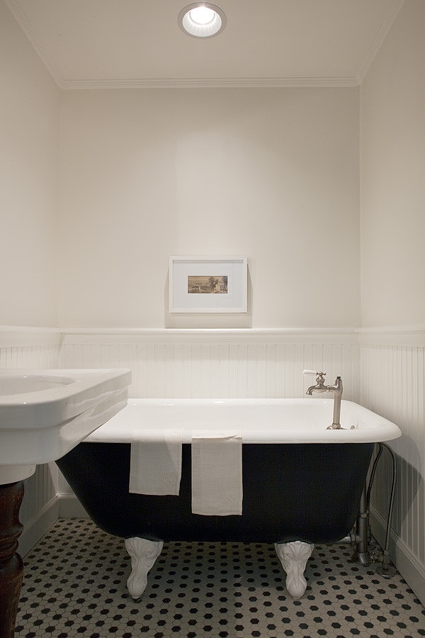 casually-elegant-historic-home-16-bathroom.jpg