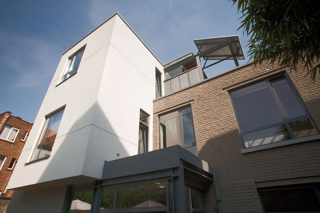 exposed-brick-steel-create-backdrop-contemporary-residence-2-façade.jpg
