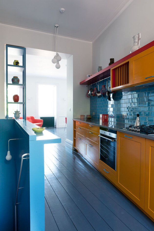 vibrant-colour-vignettes-vamp-up-georgian-apartment-2-kitchen.jpg