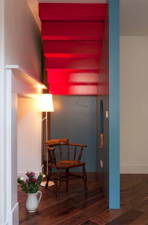 vibrant-colour-vignettes-vamp-up-georgian-apartment-4-stairs.jpg