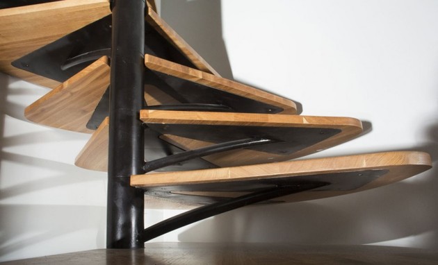 oak-spiral-staircase-metal-backbone-5-treads.jpg