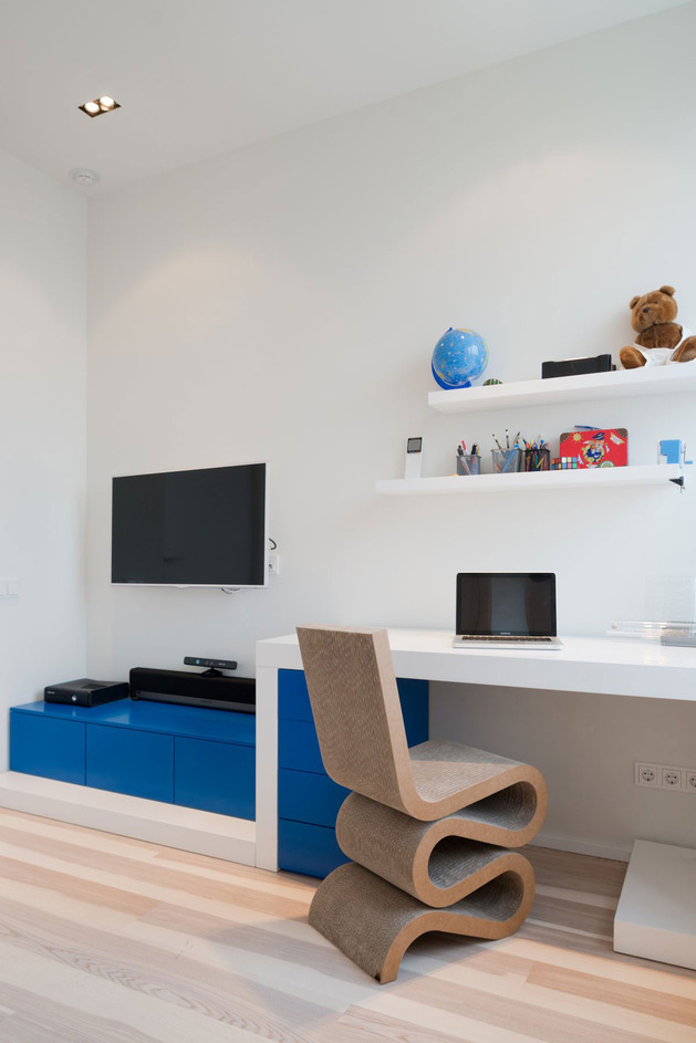 stunning-minimalist-apartment-creatively-rethinks-form-function-7-chair.jpg